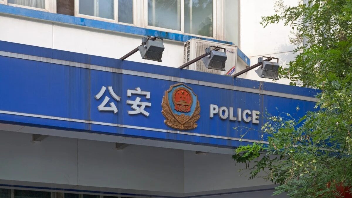 In a daze, she stumbled to the police station in the square to report the case and then anxiously hired three people to hold up signs and walk back and forth.