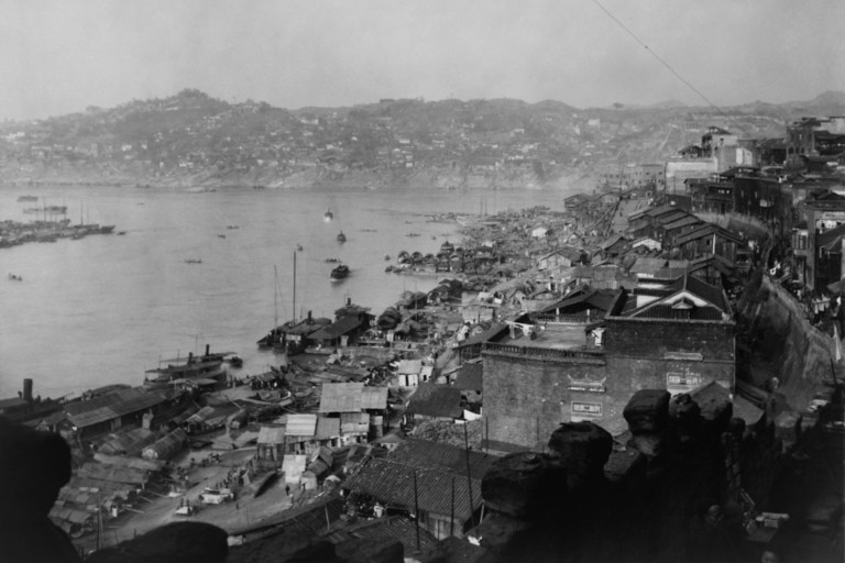 Black and white photo of Chongqing, China, during the Second Sino-Japanese war.