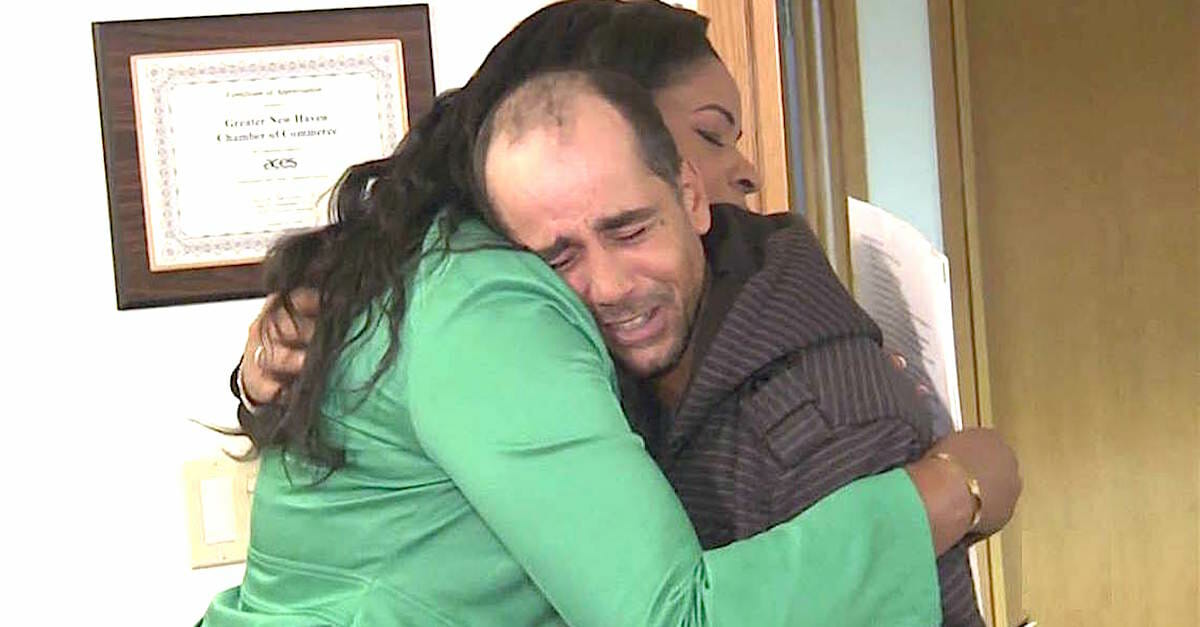 Alvarez said he had never expected any reward — he believed he was doing the right thing. He was overwhelmed by everything he received and couldn’t hold back his tears, exclaiming emotionally: 'Thank God!'
