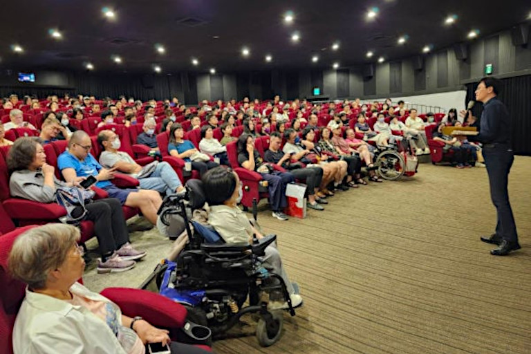 Theater in Taiwan filled with viewers waiting to watch a documentary exposing how the Chinese Communist Party kills Falun Gong practitioners and Uyghurs on demand to supply organs for transplant surgeries.