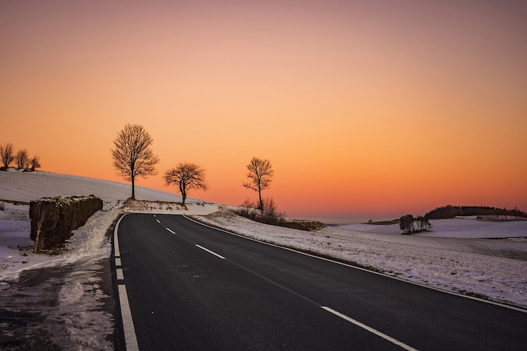 In winter, sunsets sometimes look much more vivid than in summer — and yes, temperature plays a role.