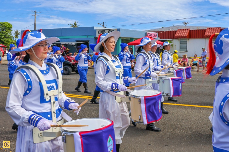 The Tian Guo Marching Band’s striking blue and white Tang-style uniforms, complemented by traditional headpieces and polished black boots, showcased the solemn beauty of traditional Chinese culture.