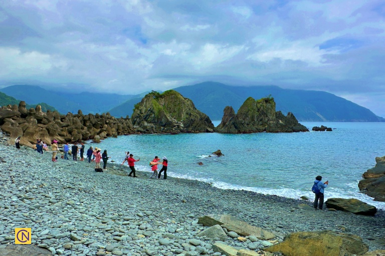 Fenniaolin, a hidden gem embraced by mountains, where azure seas reflect lush green peaks.