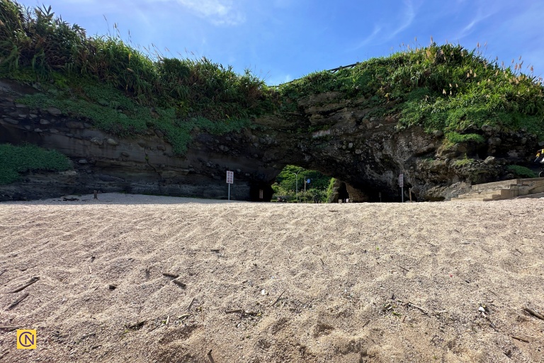 Gravel shoals can be seen along the coast near Shimen Cave, adding to the area’s natural charm.