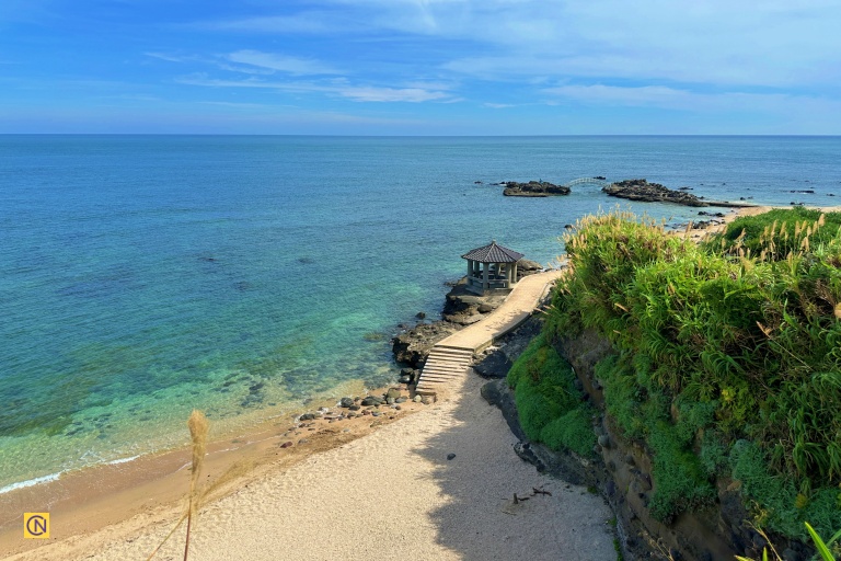 From the viewing platform at the top of the arch cave, visitors can enjoy a breathtaking panoramic view of the ocean and coastline.