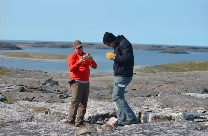 Geologists Jonathan O'Neil and Chris Sole examine rocks in northern Québec.