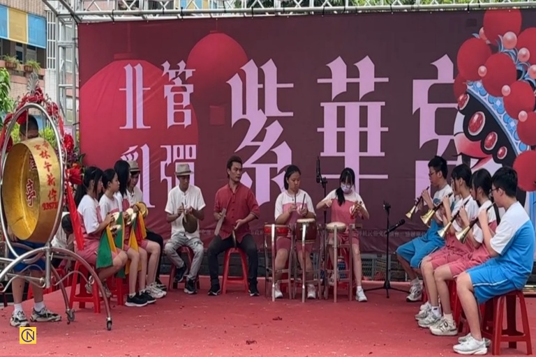 A local junior high school in Keelung performs Beiguan music.