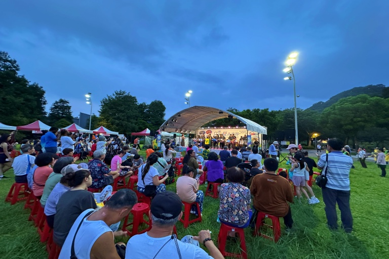 The Neihu Midsummer Music Festival has become a popular arts event at the picturesque Dahu Park.
