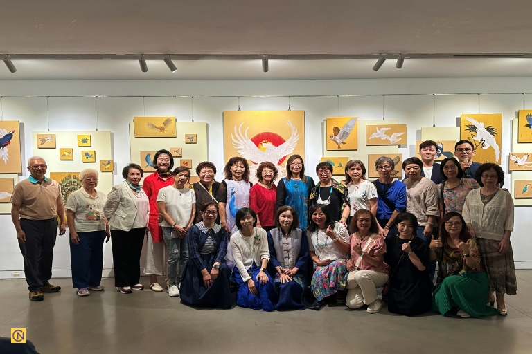 Chiu Su-mei (rear left, 9) poses with some of her students participating in the painting exhibition, along with the staff.