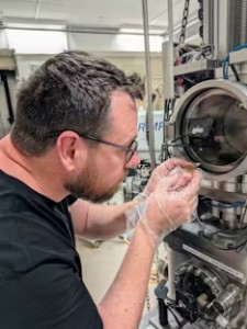 Chris Kirkland using an ion microprobe to date zircon mineral grains.