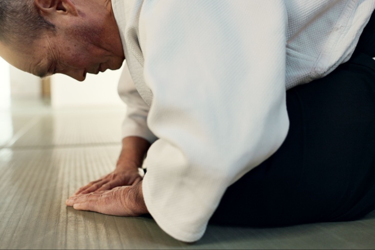 As the man regained his composure, he knelt before Master Wang, gratitude shining in his eyes. He exclaimed that after a decade of seeking Shaolin teachings, he had finally grasped the essence of martial arts through this unexpected exchange.