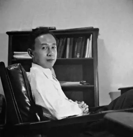 In 1935, Qian Xuesen traveled to the United States for advanced study, where he studied under the legendary aerodynamics expert Professor Theodore von Kármán. He later taught at MIT and Caltech before returning to China in 1954.