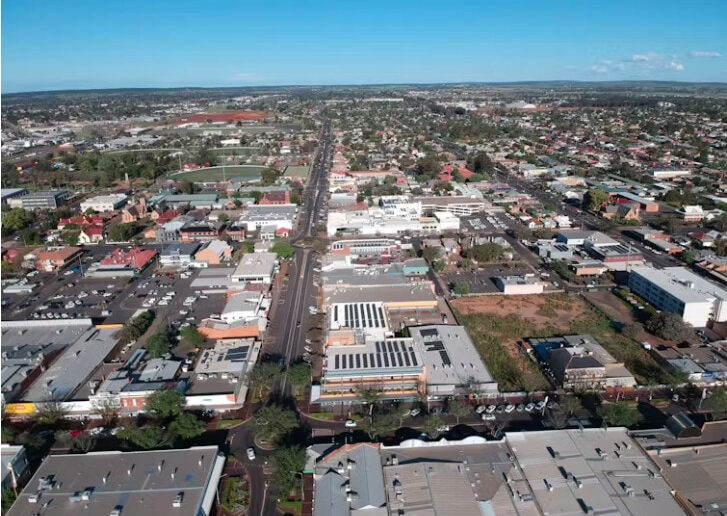 Dubbo is a major regional center but suffers from poor phone reception.