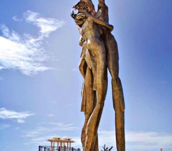 The bronze statue symbolizes eternal love, honoring the couple whose devotion shaped the legacy of Two Lovers Point.