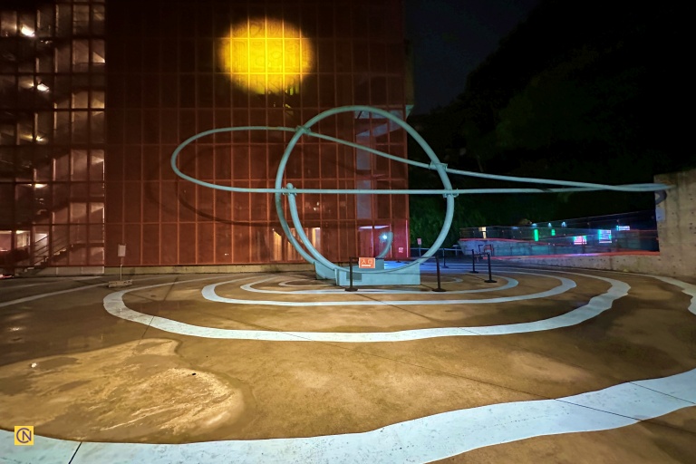 The water-blue art installation 'Circulation' spreads concentric ripples across the ground.