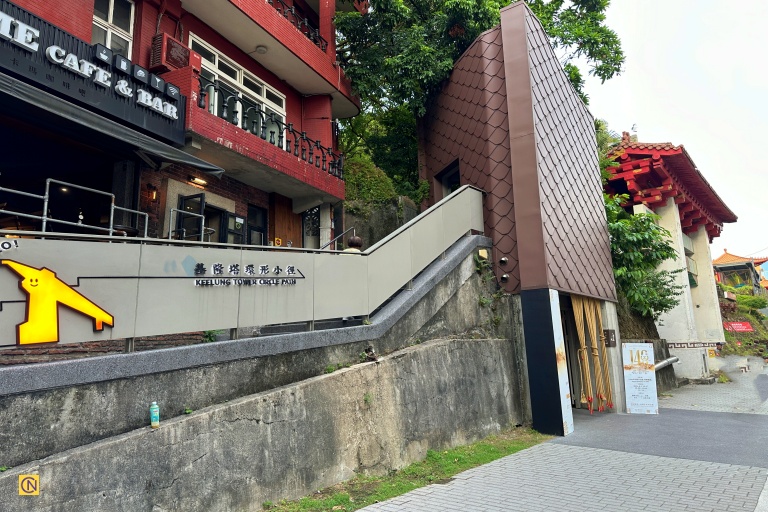 The entrances to the Keelung Circle Path and the former air-raid shelter.