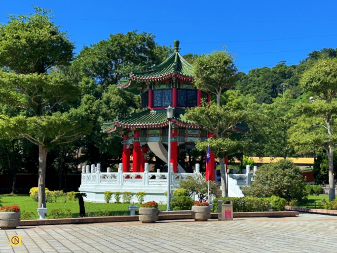 On both sides of Taipei’s National Revolutionary Martyrs’ Shrine, there are two traditional Chinese-style pavilions.