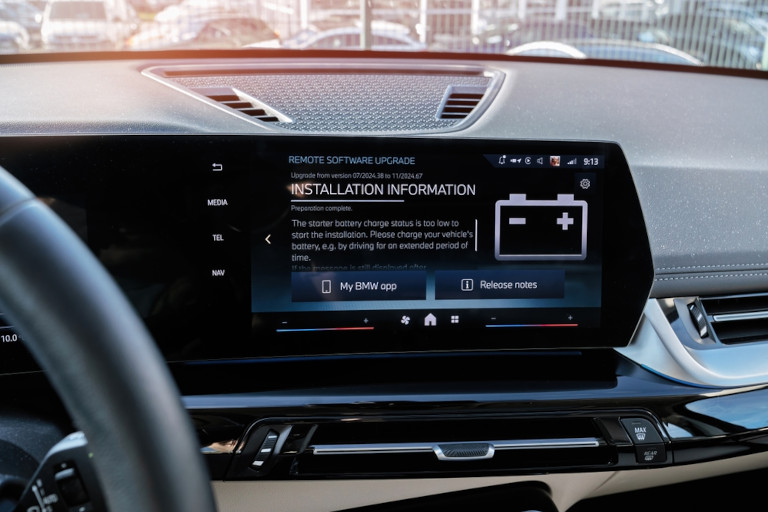 Infotainment screen of a BMW giving information about a software update.