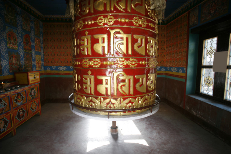 Some people from the group treated the outing to Wutai Mountain like entertainment and began spinning the large prayer wheel the wrong way for fun.