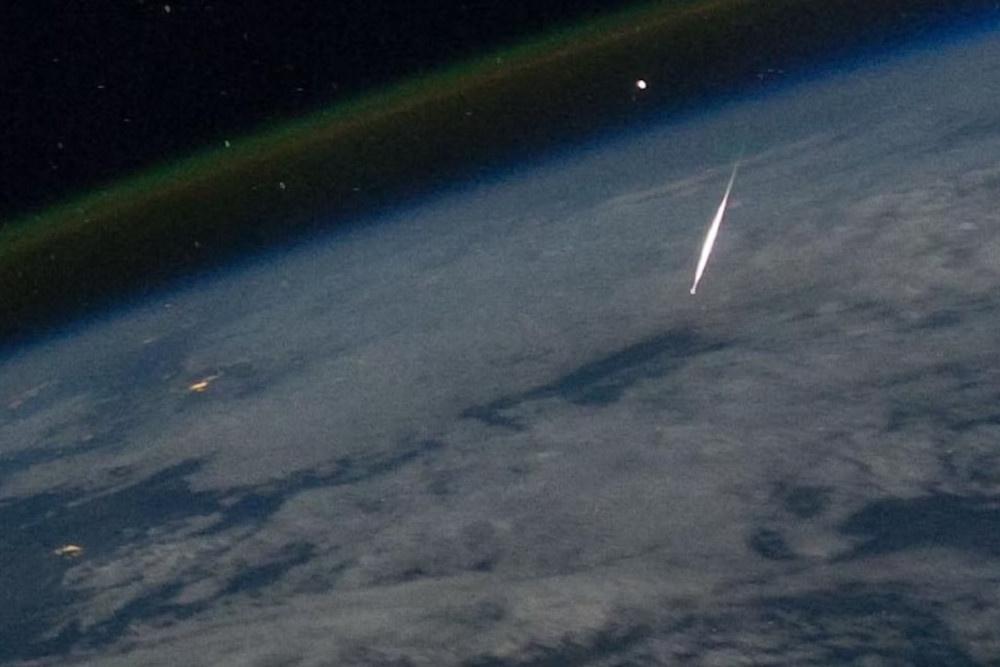 Meteorite burning up as it enters Earth's atmosphere.