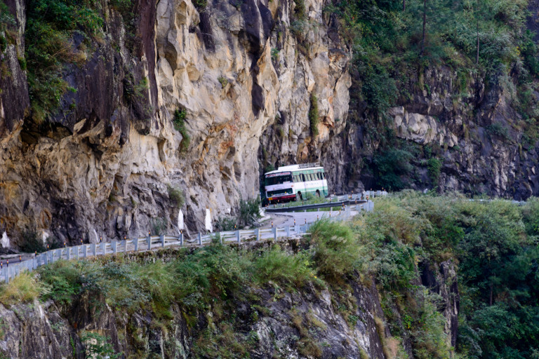 The bus had lost its brakes and was speeding down Wutai Mountain, headed for a ravine.