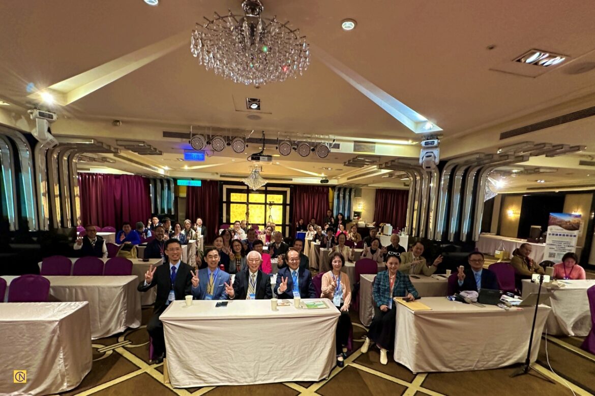 A health seminar titled 'Essential Health Lessons for Modern Enterprises' in Taiwan.