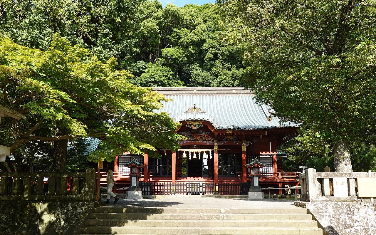 After Chiang Kai-shek's death, Japanese civic groups and organizations of repatriated expatriates established a memorial tablet and monument for him at Izusan Shrine in Atami.