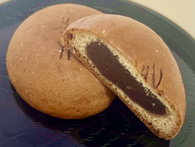 Thus, Lin Jingyin began teaching Chinese fermentation methods. By combining Chinese steamed-bun techniques with local Japanese ingredients, he created the distinctive 'Nara Manju' (steamed buns with a sweet filling).