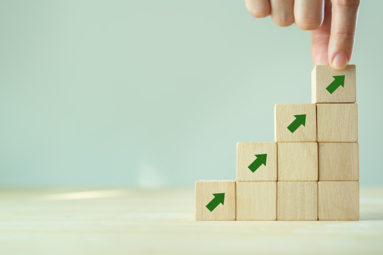 Blocks stacked so that green arrows on them point up.