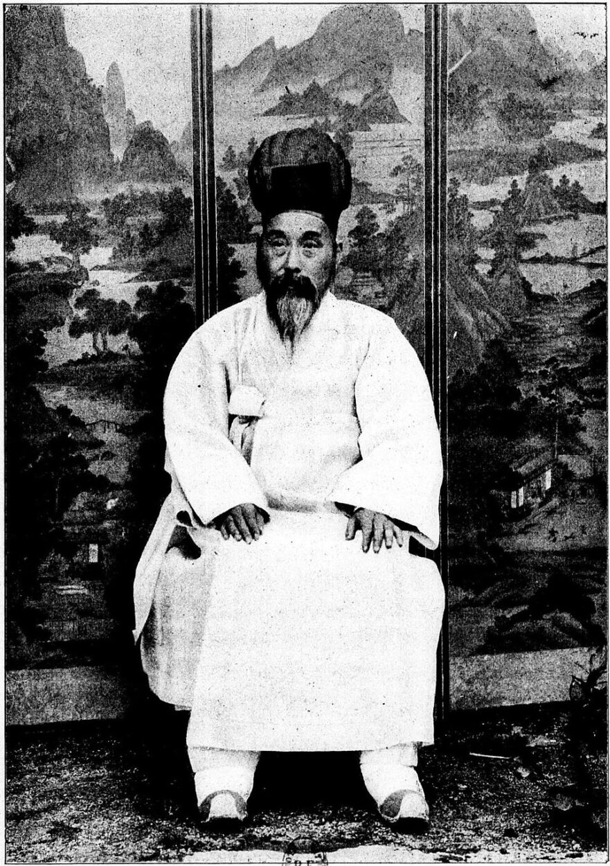 Having navigated the bureaucratic landscape for two decades, Yang Mai was skilled in divining fate through physiognomy.