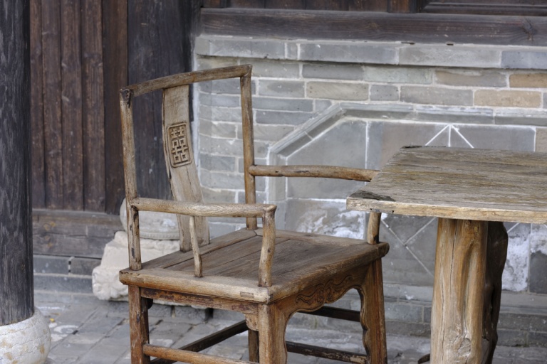 What few realized, however, was that Hua Tuo did not rely solely on his naked eye for diagnosis. He possessed extraordinary abilities that allowed him to perceive levels of reality invisible to ordinary people, enabling him to detect subtle details, even within an object as mundane as a chair.