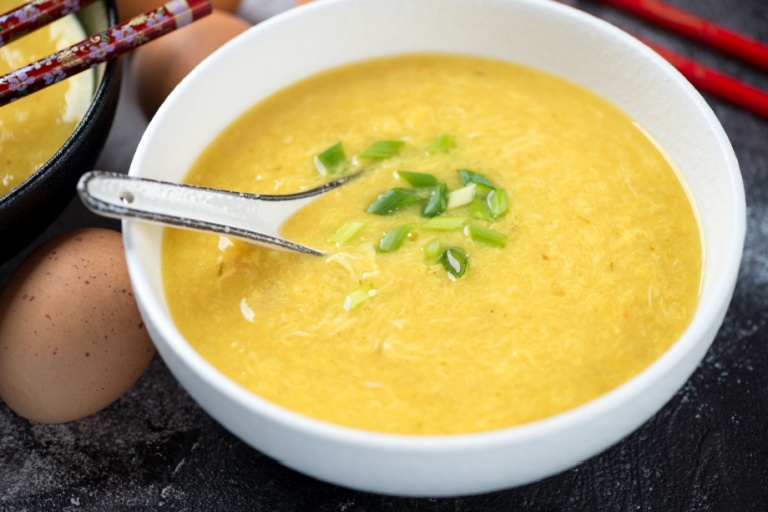 Zhuque soup is simply a fresh egg, cracked into a sturdy ceramic bowl, and whisked with boiling hot water. That’s it. But behind its simplicity lies a recipe designed with medicinal insight: Egg yolk nourishes the blood and calms the nervous system, egg white cools internal heat and soothes dryness, and boiling water gently cooks the egg and aids absorption.