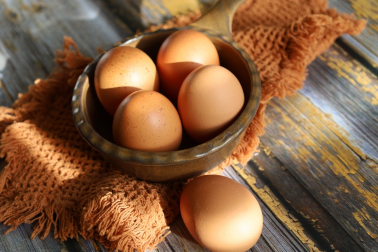 Since the egg won’t be fully boiled, freshness and cleanliness are critical. Wash the shell gently before cracking to avoid introducing surface bacteria.