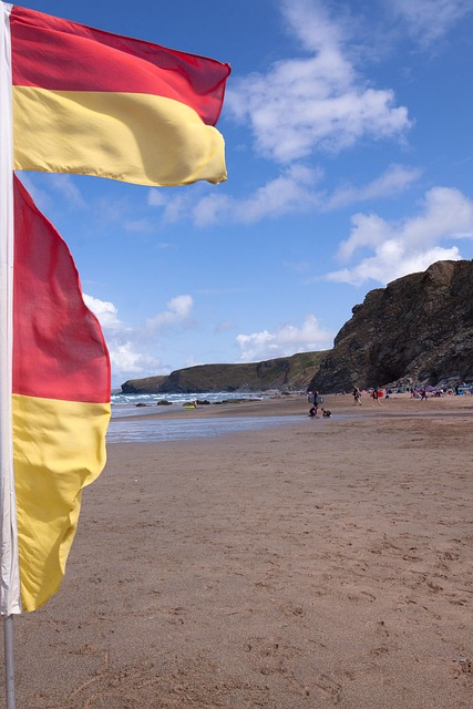 In some northern parts of Spain, yellow flags are sometimes used to mark designated 'cooling off' areas where people are allowed to swim or bathe to cool down, despite red 'danger' flags also being in place.
