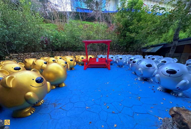 Visitors can take photos with a sea of stylized teddy bears at King Garden, creating cheerful and memorable moments.