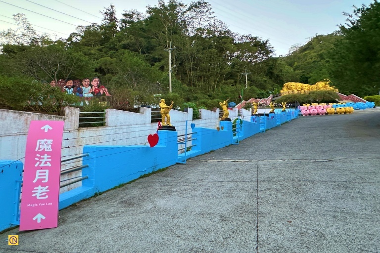 'Music Note Avenue' features charming music-themed fences with life-sized bronze statues of musicians.