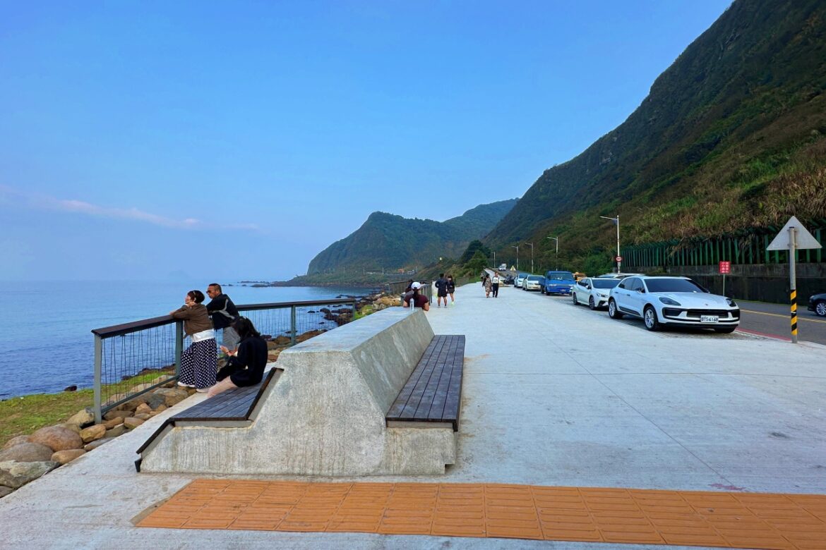 Lover's Lake Coastal Avenue in Waimushan, Keelung, Taiwan.
