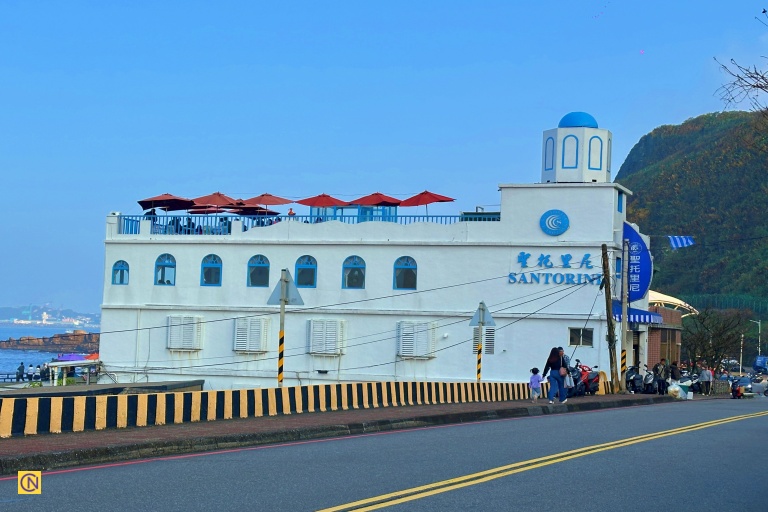Cozy seaside cafés line the Waimushan coast.