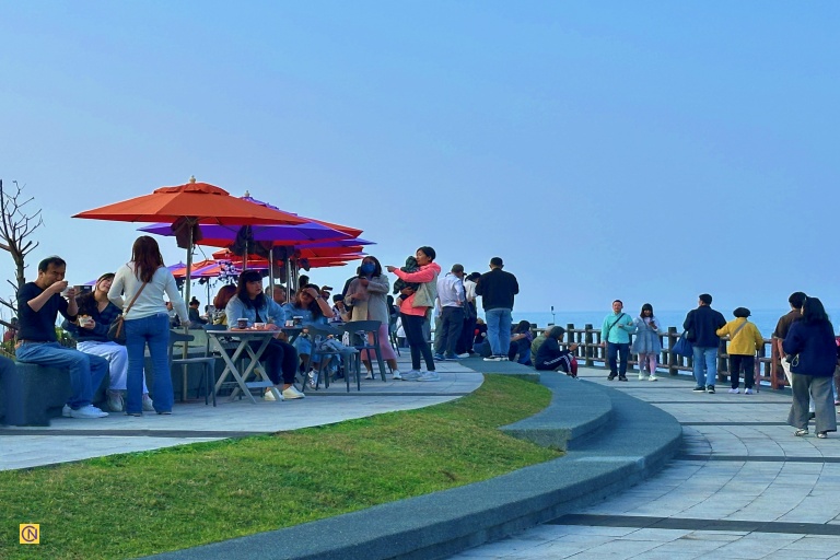 Café seating along the Waimushan Seaside Trail.