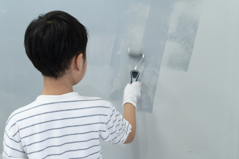 Every weekend, the mother would take her three sons with her to complete all the tedious repair work — such as painting walls, fixing furniture, and cleaning.
