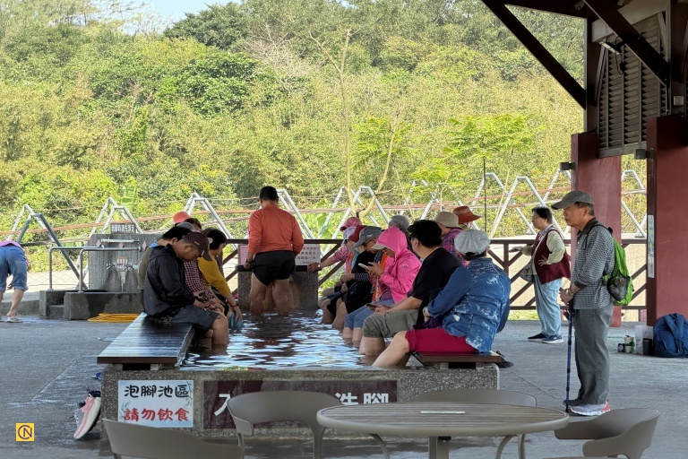 Relaxing at the free foot bath in Wanli Dapeng Foot Soak Park.