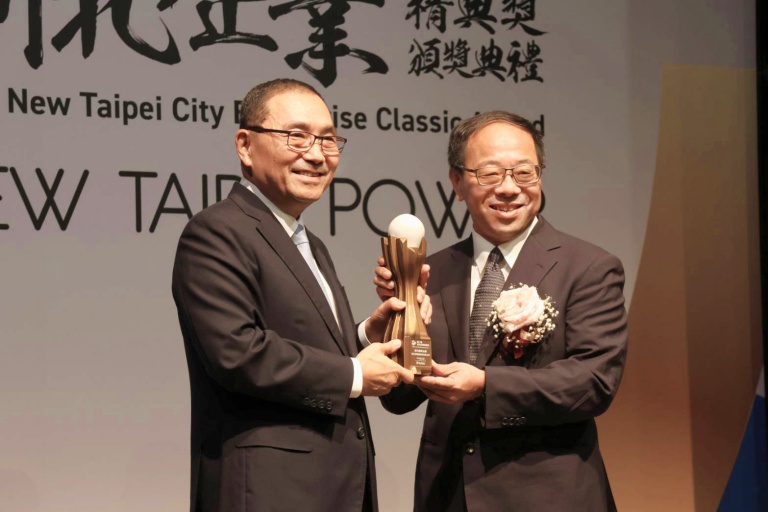 Sun Ten General Manager Dr. Wu-Chang Chuang received the Generational Legacy Award and Innovation Investment Award from New Taipei City Mayor Hou Yu-ih in 2024.