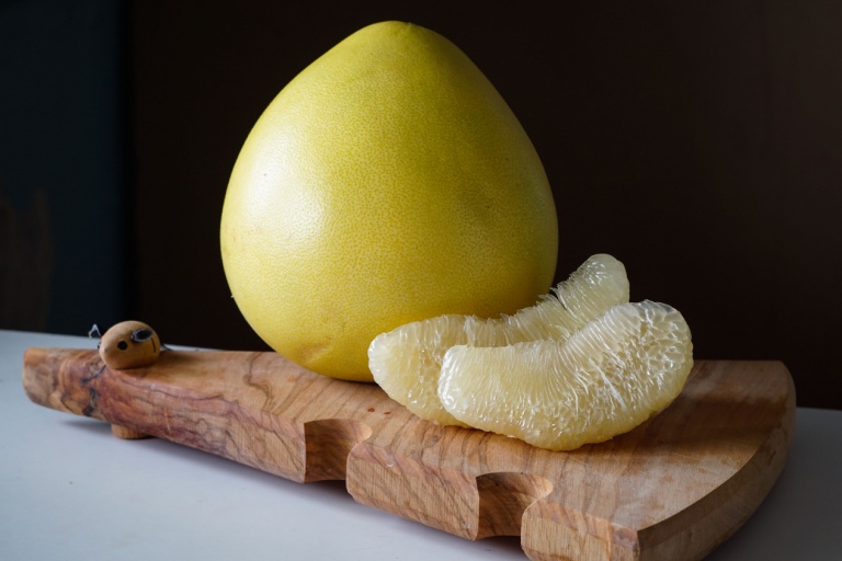 Pomelo is sweet, with a hint of acidity and a slightly cool texture, providing a refreshing sensation that quenches thirst and leaves a feeling of being 'moistened.'