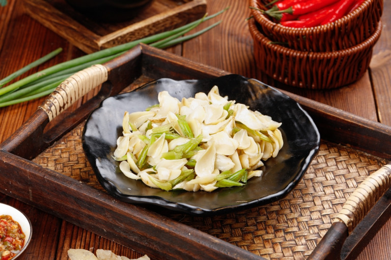 Lily bulbs stir-fried with celery create a light, refreshing dish that highlights the ingredient’s delicate flavor.