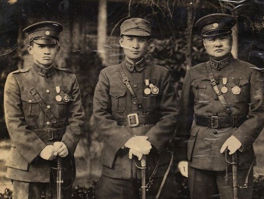 Her grandfather served as a military supply officer in the Nationalist Government when he was young. At that time, he was full of ambition and encountered a fortune teller who was said to be remarkably accurate.