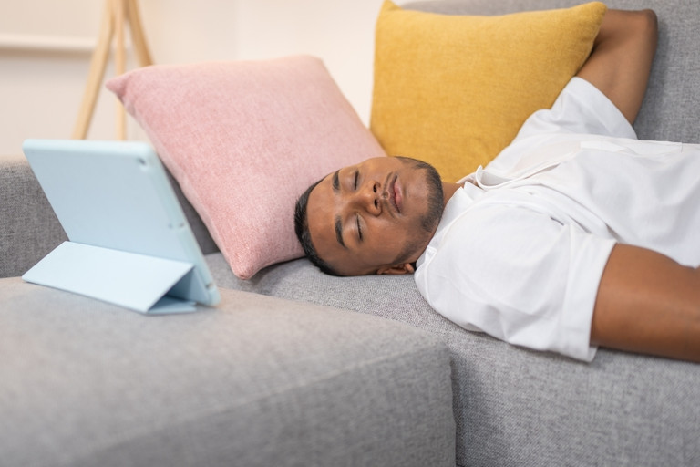 A short afternoon nap is a wellness habit that can help refresh both body and mind.