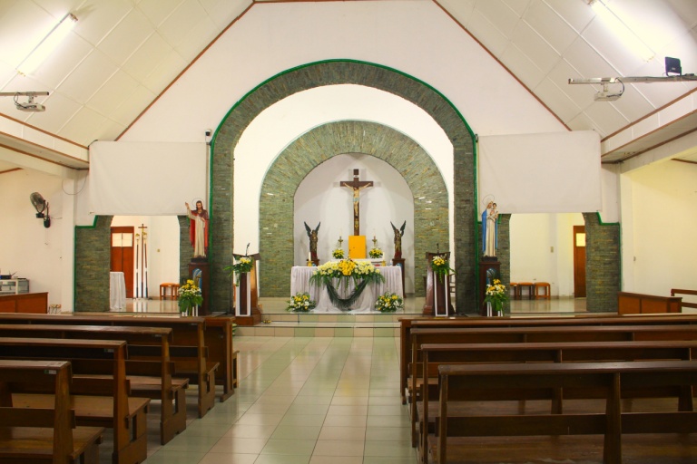 One day, as Yang Dingyi knelt before the cross, gazing at the figure of Jesus, something extraordinary happened. Jesus… moved.