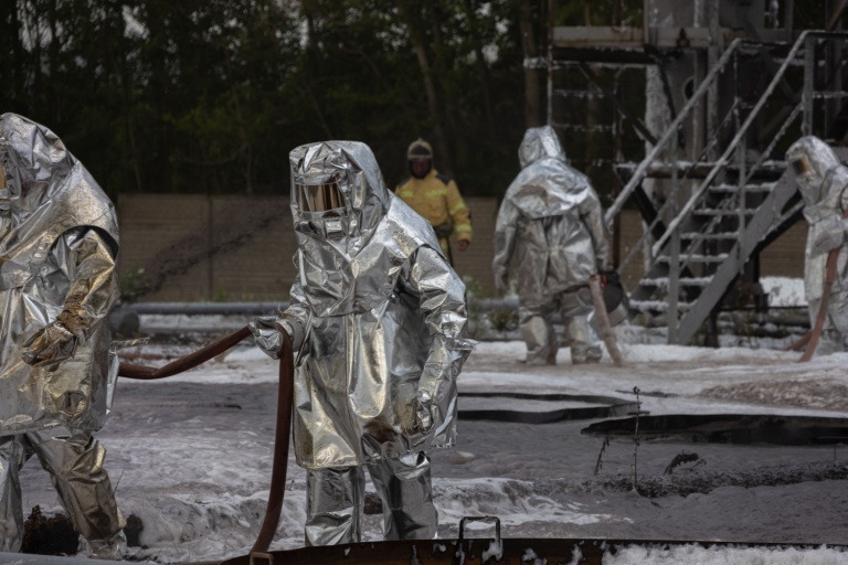 Continued follow-up of workers directly involved in firefighting or cleanup when an oil refinery burns will be essential, as their exposure levels are likely to be much higher than those in the surrounding community.