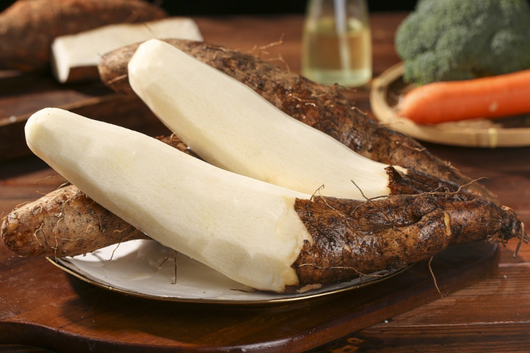 Adding Chinese mountain yam can make boiled apple water more filling and is traditionally used for weak digestion and low energy.