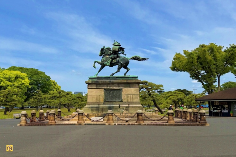 The statue of Kusunoki Masashige at Imperial Palace Plaza (1904).
